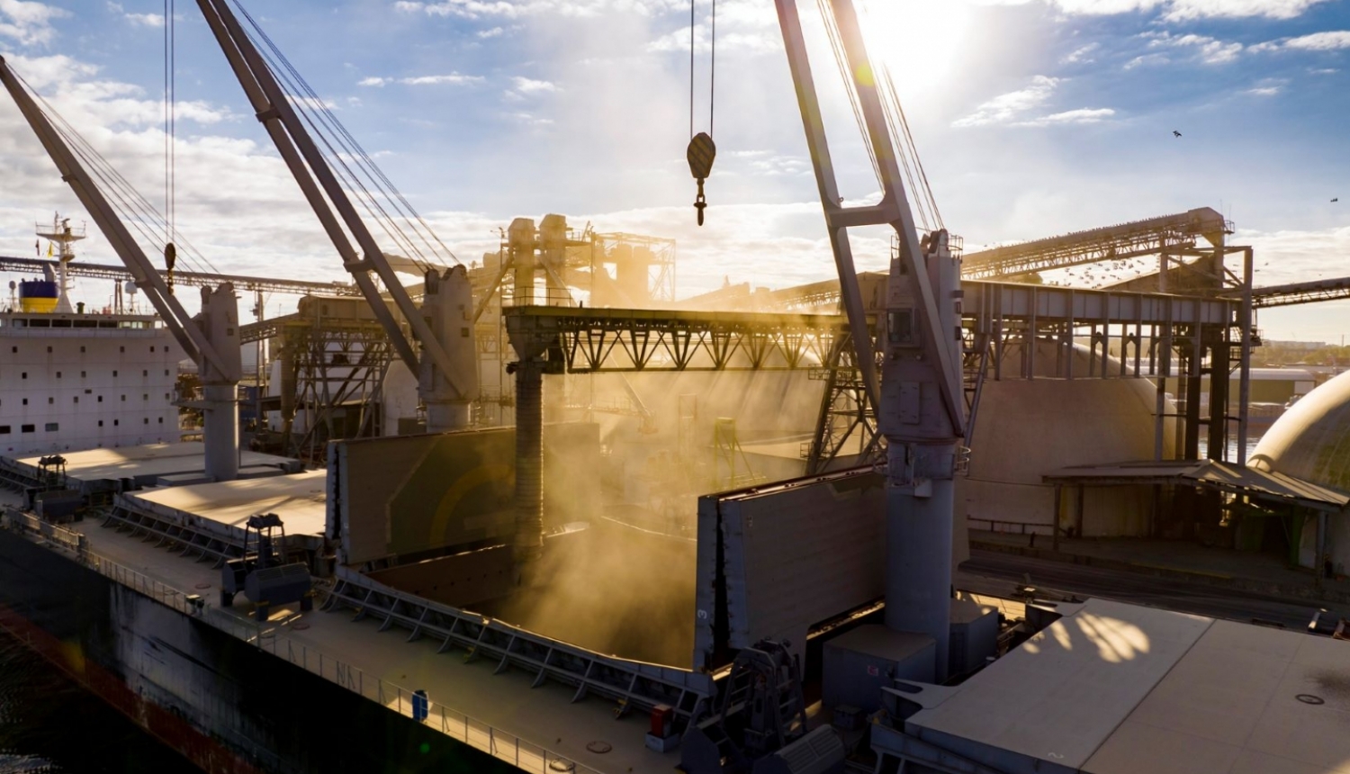 Завантаження зерна у Ризькому порту Завантаження зерна у Ризькому порту